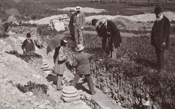 Questa fotografia storica risale agli esordi della Commissione federale dei monumenti storici e ritrae alcuni suoi membri presso uno scavo romano a Windisch nel Cantone di Argovia.